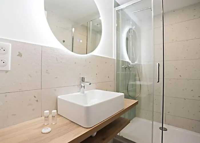 Charmant Appartement Avec Sauna Et Salle Cinema Au Coeur De Paris Apartment Paris
